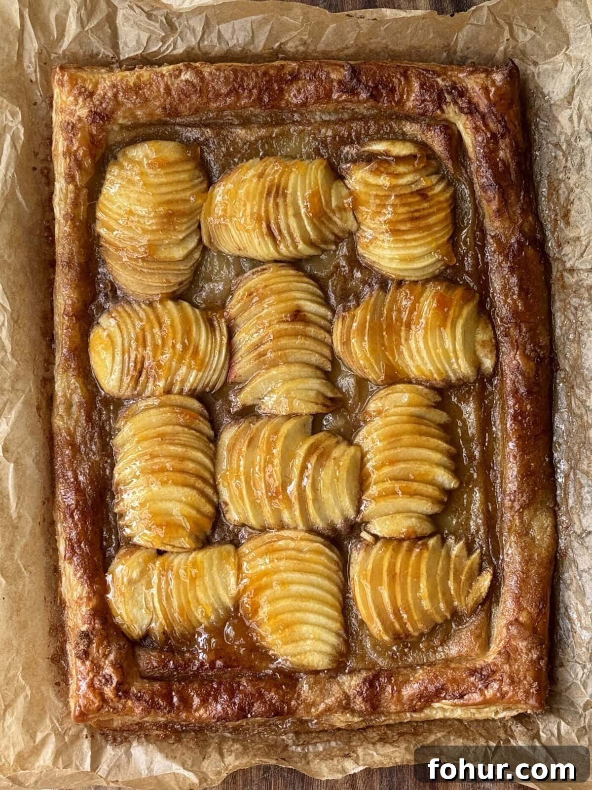 Apple tart with pastry puff.