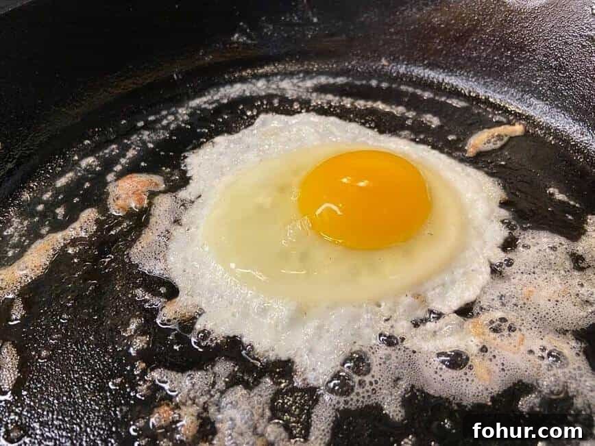 Crispy Buttery Hash Browns: How to Make Them 11 Cooking a sunny side up egg in the same pan.